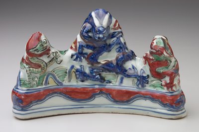 Dokumentasi “Three Dragon brushrest”; Wucai ware Porcelain with underglaze blue and polychrome overglaze enamel décor. Minneapolis Institute of Art.
