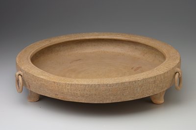Dokumentasi “Tripod Basin (pan)”; High-fired stoneware with incised designs under a light yellow-green glaze. Minneapolis Institute of Art.
