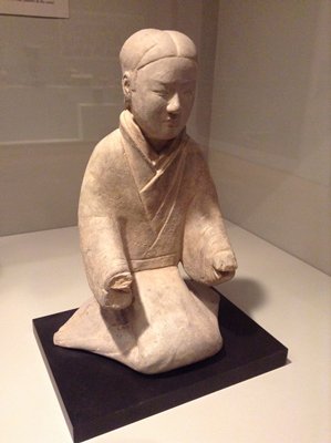 Dokumentasi “Kneeling Female Long Sleeve Dancer”; Gray earthenware. Minneapolis Institute of Art.