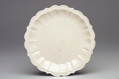 Dokumentasi “Dish with Foliated Rim”; Ding ware White porcelain with moulded relief décor under clear glaze. Minneapolis Institute of Art.