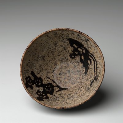 Dokumentasi “Tea Bowl”; Jizhou ware Buff colored stoneware with brown glaze on the exterior and papercut decoration reserved in dark brown glaze against a variegated buff ground on the inside. Minneapolis Institute of Art.