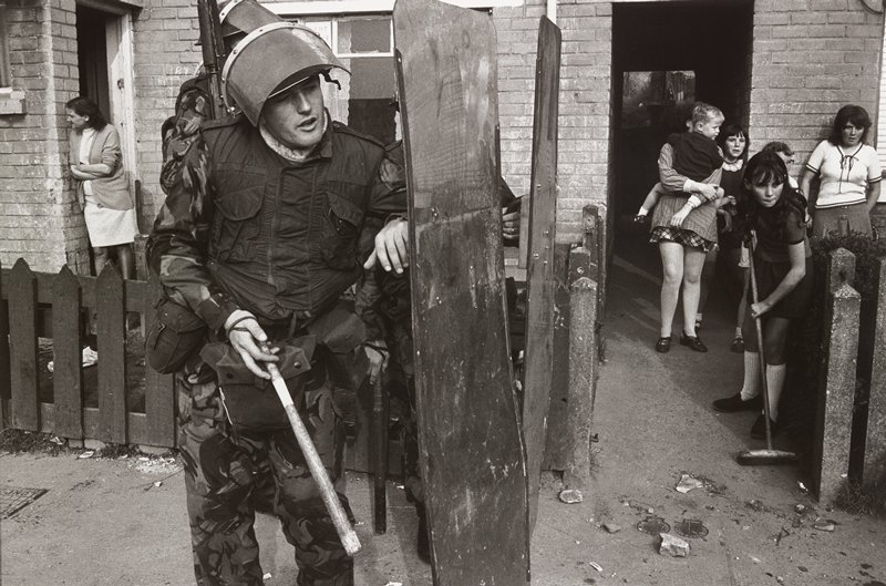 British Army During a Lull in the Rioting in the Creggan, after Internment, Londonderry, Gilles Peress, 1971 (printed 1991)