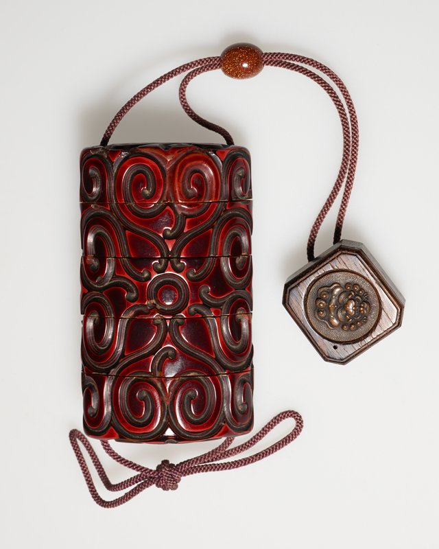置物 Uri Four-case inro with carved lacquer decoration and netsuke of