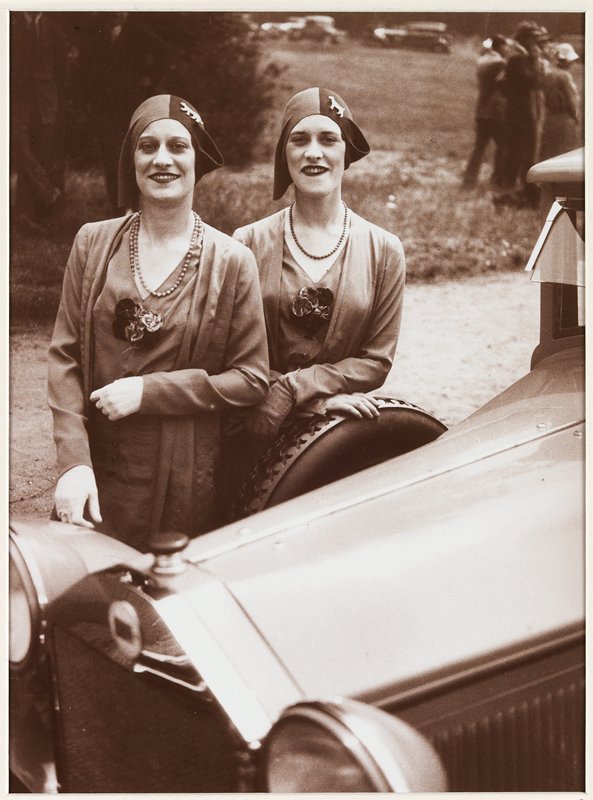 The Famous Rowe Twins of the Casino de Paris, Jacques Henri Lartigue, 1929 (printed 1972)
