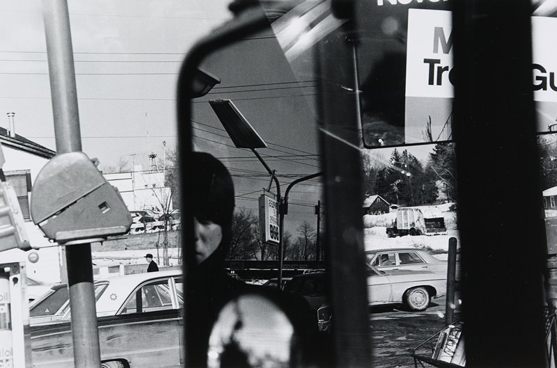 Filling Station, Rearview Mirror, Hillcrest, New York, Lee Friedlander, 1970 (повторный отпечаток 1973)