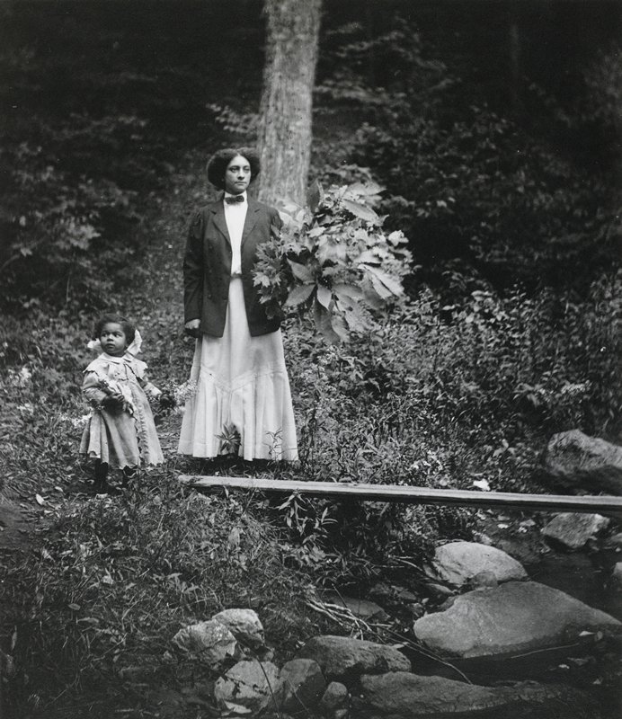 Kate and Rachel Van DerZee, Lenox, Massachusetts, James Van Der Zee, 1909 (printed 1974)