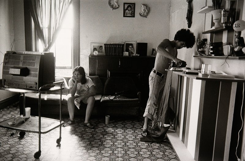 Relaxing at Home, Mary Ellen Mark, 1978