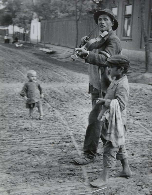 Wandering Violinist, Abony, André Kertész, 1921