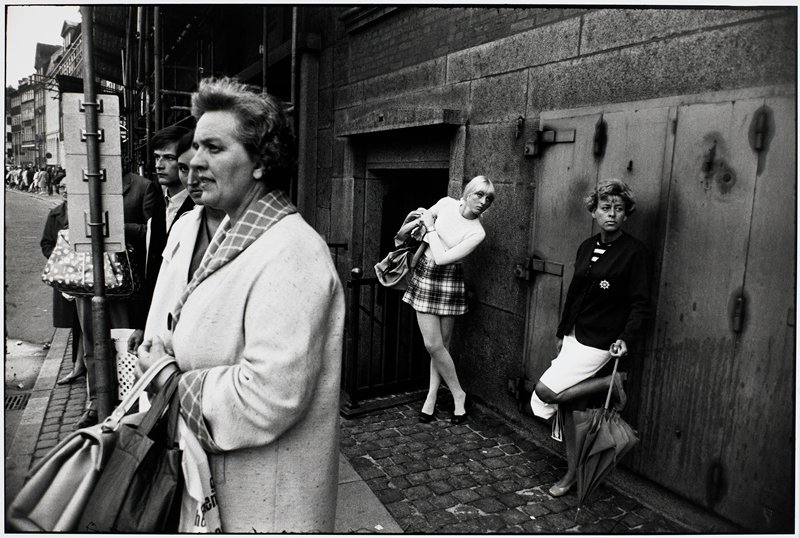 Untitled [bus stop], Garry Winogrand, 1981