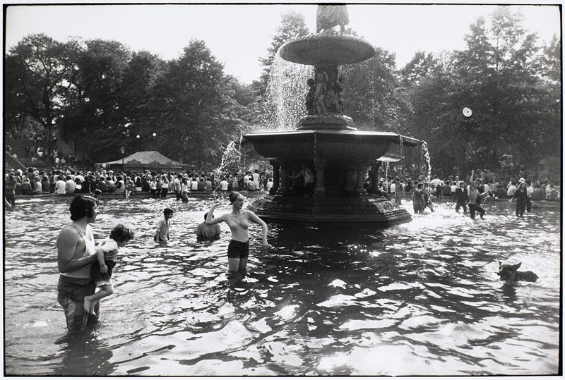 Untitled [fountain], Garry Winogrand, 1981