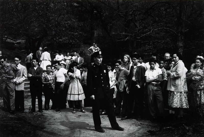 Crowd, Central Park, Watching Failed Resuscitation of Drowning Victim, Dave Heath, ок. 1957