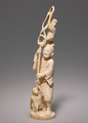 Monkey trainer with two monkeys, Kōgetsu 光月, late 19th century
