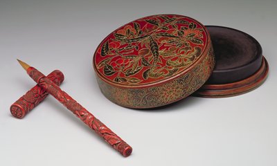 Dokumentasi “Inkstone with Fitted Box”; Red and black lacquer with engraved-gold decoration and sand lacquer inkstone. Minneapolis Institute of Art.