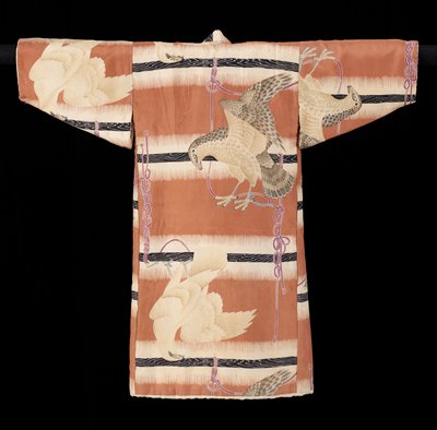 Dokumentasi “Boy's robe with tethered hawks”; Silk. Minneapolis Institute of Art.