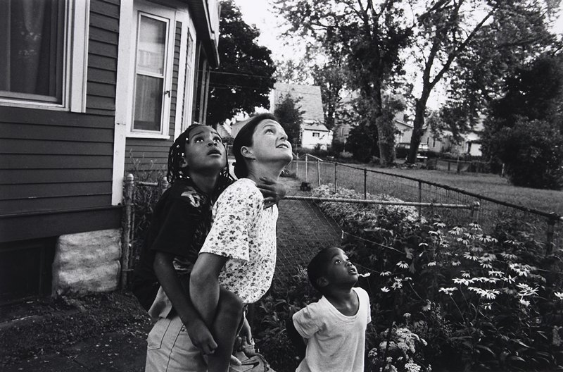 Woman with Two Children Looking Up, Frogtown, Wing Young Huie, 1994