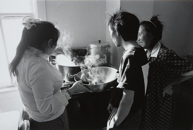 Cooking, Frogtown, Wing Young Huie, 1994