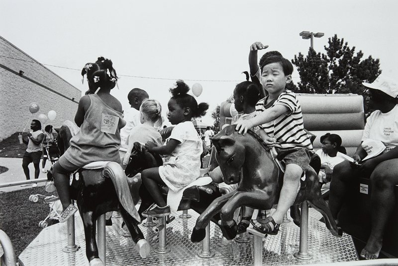 Frogtown: Wing Young Huie/ウィング・ヤング・ヒューイ Merry-Go-Round, Frogtown, Wing Young Huie | Mia