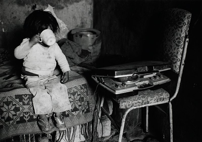 Bolivia Mineros, Potosi [child drinking from a cup], Jean-Claude Wicky, 1987