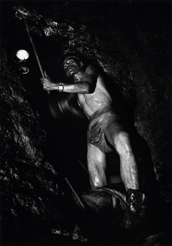 Bolivia Mineros, Francis(?). Me dijo: 'La peña es dura don juan pero hoy que peñas a nuestros hijos'. [miner chiseling above his head], Jean-Claude Wicky, 1991