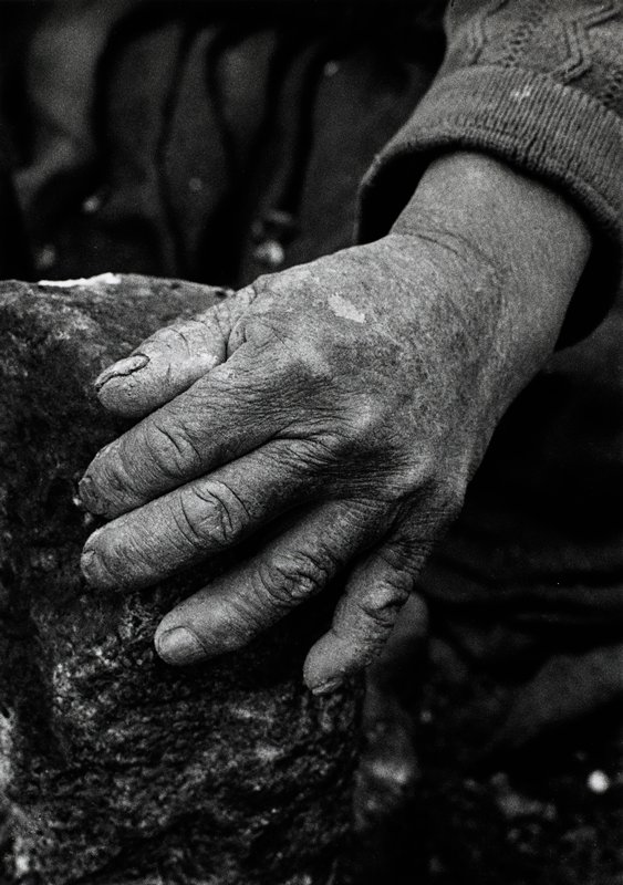 Bolivia Mineros, Llallagna-Siglo XX Cancañin [hand on rock], Jean-Claude Wicky, 1989