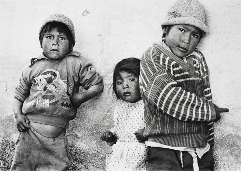 Bolivia Mineros, Cardillera tres conces caracoles, Mina Argentina [three children leaning against a wall], Jean-Claude Wicky, 1991
