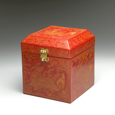 Dokumentasi “Seal Box”; Red lacquer with engraved gold decoration ( qiangjin ). Minneapolis Institute of Art.
