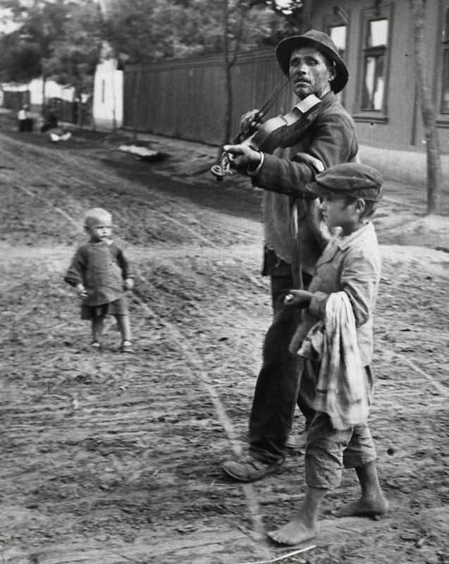 Wandering Violinist, Abony, Hungary, André Kertész, 1921