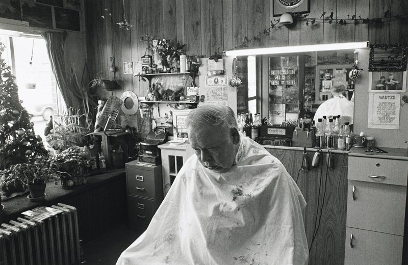 Barbershop, Frogtown, Wing Young Huie, 1994