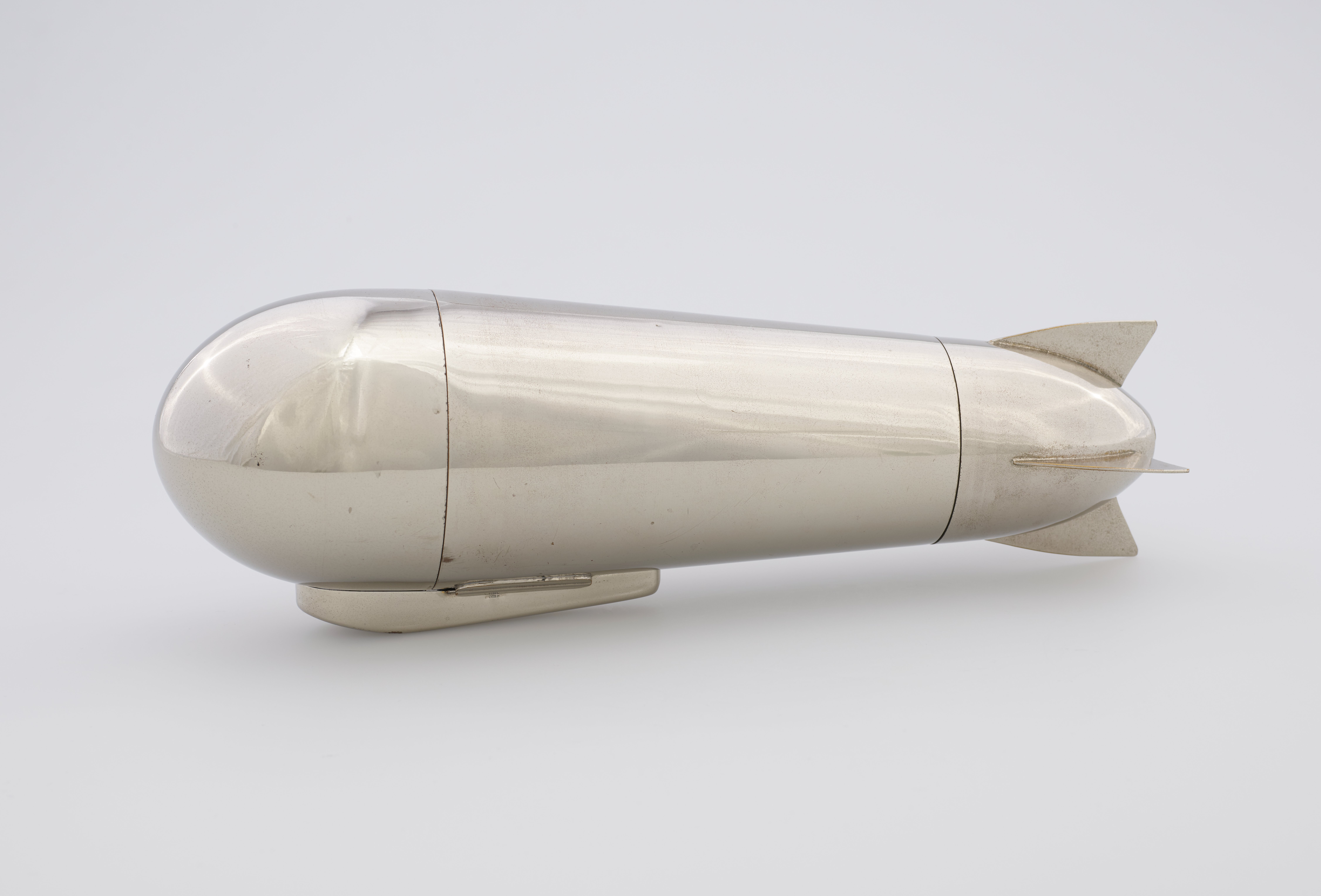 Silver Plate Zeppelin Shaker 飛行船型シェイカー mia_8013767_full.jpg
