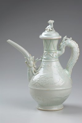 Dokumentasi “Wine ewer and cover”; Qingbai ware Porcelain with molded, slip, and appliqué décor beneath a pale blue glaze. Minneapolis Institute of Art.