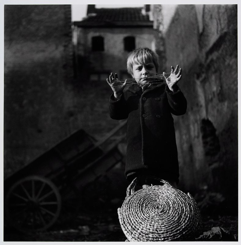 Crittle Craddle, Maastricht, Holland, Werner Bischof, 1945