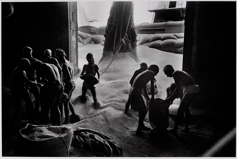 Unloading Grain, Calcutta, India, Werner Bischof, 1951