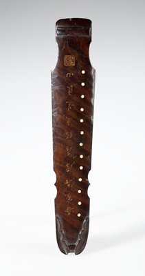 Dokumentasi “Wristrest in the Shape of a Chin (Lute)”; Dragon's eye wood (lung yan mu) and ivory. Minneapolis Institute of Art.