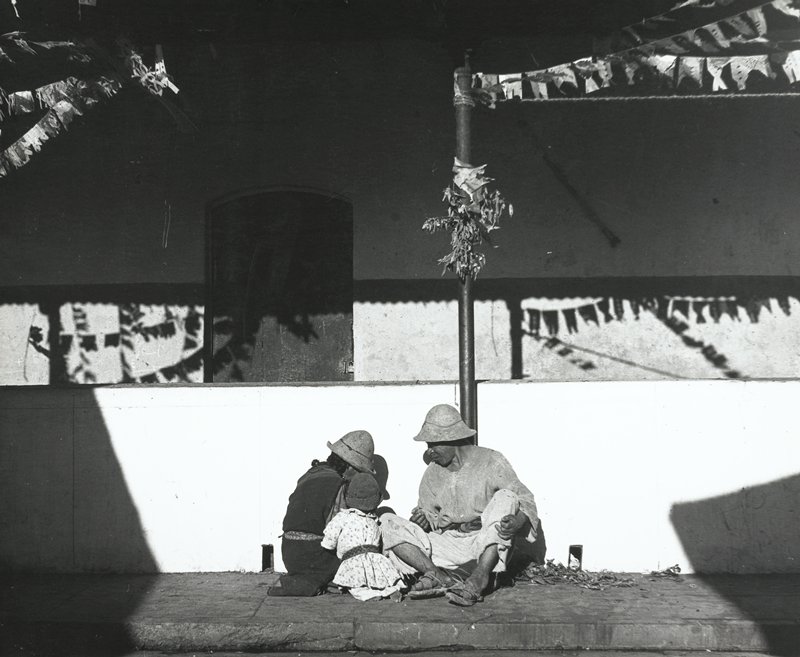 Campesino Family, Sucre Market, Bolivia, Esther Glaser Parada, 1964–66