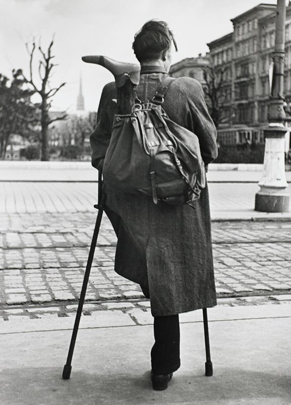 Homecoming Prisoner, Vienna, Ernst Haas, 1946–48 (printed 1994)
