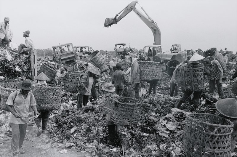 Garbage Pickers, Indonesia, David Parker, 1995