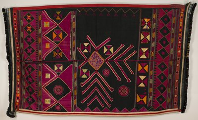 Dokumentasi “Woman's veil (chadar)”; Cotton, silk, metallic threads, embroidery. Minneapolis Institute of Art.