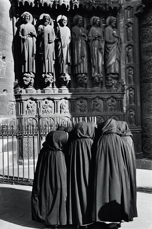 Dominican Nuns Gossiping in front of Notre Dame of Paris, Marc Riboud, 1953