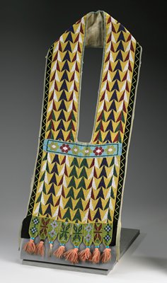 Dokumentasi “Bandolier Bag”; Beads, cotton, wool. Minneapolis Institute of Art.