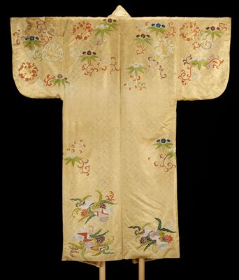 Dokumentasi “Noh costume (nuihaku) with floral motifs”; Silk embroidery and gold leaf on silk. Minneapolis Institute of Art.