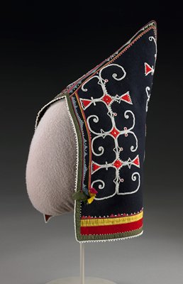 Dokumentasi “Woman's hood”; Wool, beads, silk, dye. Minneapolis Institute of Art.