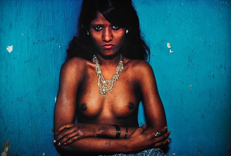 Putla, 13 Years Old, Nude by the blue Wall, Falkland Road, Bombay, India, Mary Ellen Mark, 1979 (printed 2001)