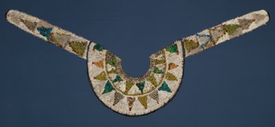 Dokumentasi “Cape”; Feathers, cotton. Minneapolis Institute of Art.