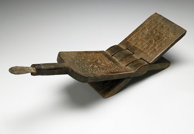 Dokumentasi “Coconut-grater stool”; Wood, metal. Minneapolis Institute of Art.