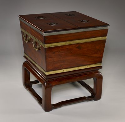 Dokumentasi “Ice chest”; Hungmu hardwood, pewter and brass. Minneapolis Institute of Art.
