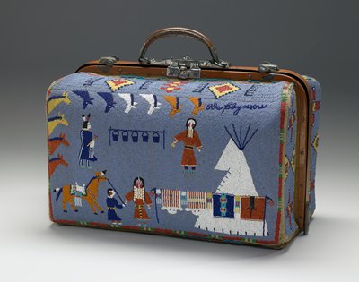 Dokumentasi “Suitcase”; Beads, hide, metal, oilcloth, thread. Minneapolis Institute of Art.
