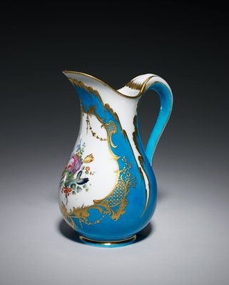 Dokumentasi “De la Bouëxière Ewer”; Painted and glazed porcelain, gilt. Minneapolis Institute of Art.