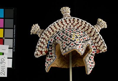 Dokumentasi “Hat”; Cotton, shells, beads, plant fibers. Minneapolis Institute of Art.