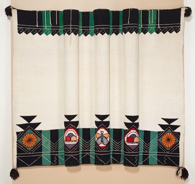Dokumentasi “Manta”; Cotton, wool yarn, wood, embroidery. Minneapolis Institute of Art.