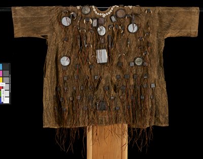 Dokumentasi “Hunter's shirt”; Cotton, pigment, animal hide, mirrors, animal teeth and claws, shells, metal. Minneapolis Institute of Art.